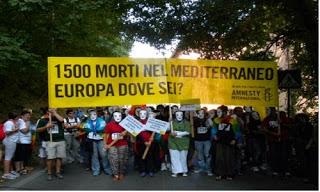Trovato su un gommone il tariffario dei trafficanti di uomini: 800 euro per passare il Mediterraneo