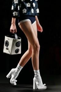 Prada floreale prada-handbag-bianca-con-fiori-neri