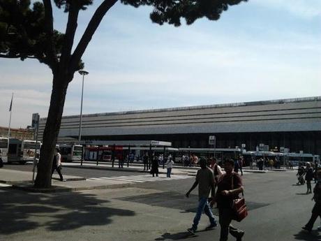 Quello che è successo in occasione dell'inaugurazione del nuovo nodo metro a Piazza dei Cinquecento avrebbe fatto parlare i giornali per giorni in una città normale. E invece...