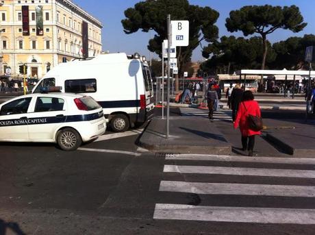 Quello che è successo in occasione dell'inaugurazione del nuovo nodo metro a Piazza dei Cinquecento avrebbe fatto parlare i giornali per giorni in una città normale. E invece...