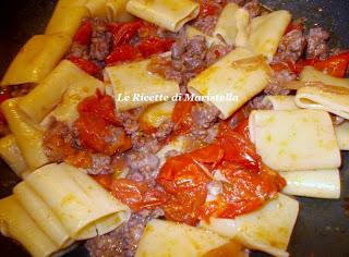 Paccheri con salsiccia e pomodorini