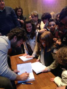 Carlo  Cracco firma le copie del suo libro