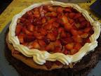 Torta al cioccolato con fragole e panna.