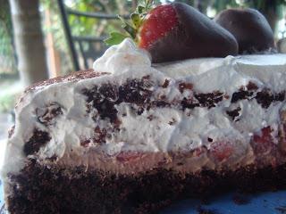 Torta al cioccolato con fragole e panna.