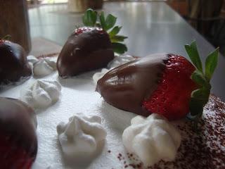 Torta al cioccolato con fragole e panna.