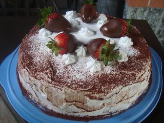 Torta al cioccolato con fragole e panna.