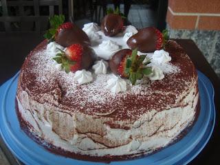 Torta al cioccolato con fragole e panna.