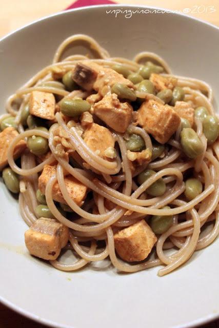 Spaghetti di farro con salmone, fave e noci