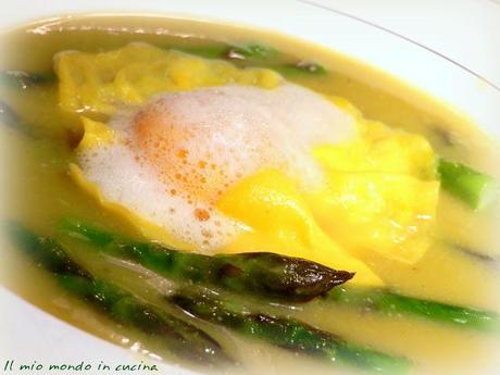 CREMA DI ASPARAGI CON RAVIOLO DI UOVO CREMOSO E SPUMA DI CIPOLLOTTI