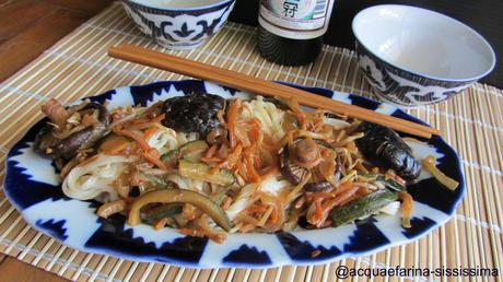 spaghetti di riso con verdure saltate