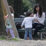 Ilaria D'Amico al parco con il figlio Pietro03