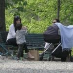 Ilaria D’Amico al parco con il figlio Pietro (foto)