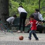 Ilaria D'Amico al parco con il figlio Pietro04