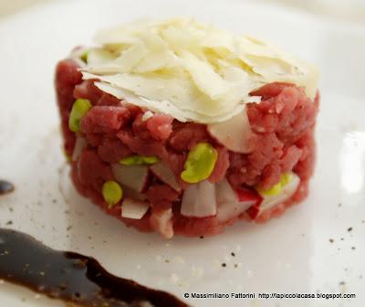 Un fantastico crudo di carne : Tartare di chianina con Raspadura lodigiana, fave e rapanelli su riduzione di vermut rosso e miele.