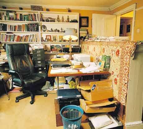 La writing room di Nicholas Mosley. Questo tizio è disordinato *quasi* quanto me :)[FONTE: The Guardian]