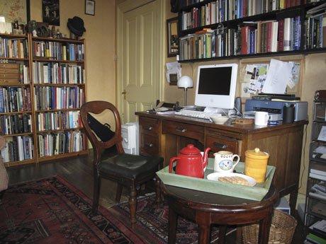 La writing room di Ciaran Carson. [FONTE: The Guardian]