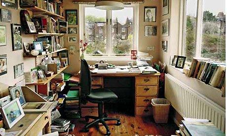 Questa non è la mia stanza: è quella di Margaret Forster. Però è esattamente il tipo di writing room che vorrei.  [FONTE: The Guardian]