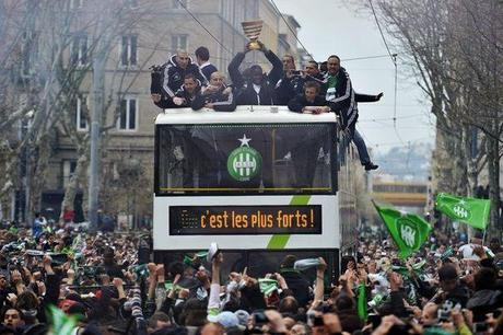 587024_parade-des-joueurs-de-saint-etienne-dans-les-rues-de-la-ville-au-lendemain-de-leur-victoire-en-coupe-de-ligue-le-21-avril-2013