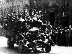 Partigiani dei distaccamenti “Barabaschi” e “Guatelli” alla sfilata per la Liberazione. Parma, 9 maggio 1945 (Archivio Isrec).