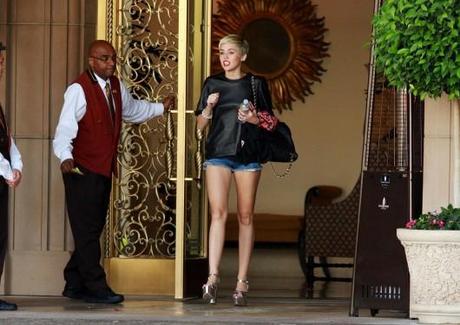 Miley Cyrus look molto sexy e gambe da capogiro