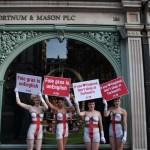 Peta, protesta a Londra contro Fornum & Mason 04