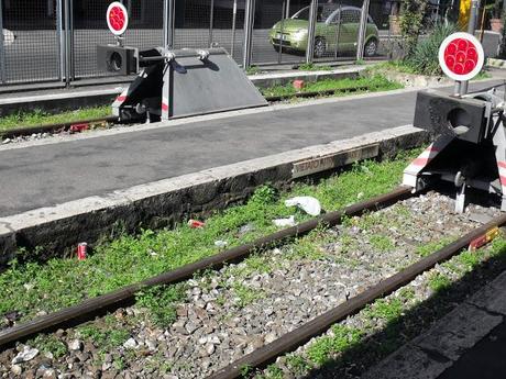 Il capolinea Ferrovie Laziali del trenino regionale Roma-Giardinetti. Abbiamo fotografato tutto prima che crolli o che un grosso cortocircuito faccia saltare la struttura in aria