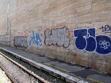 Il capolinea Ferrovie Laziali del trenino regionale Roma-Giardinetti. Abbiamo fotografato tutto prima che crolli o che un grosso cortocircuito faccia saltare la struttura in aria