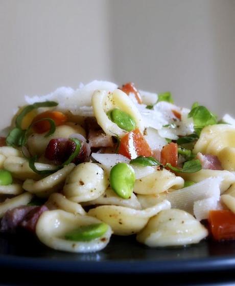 Orecchiette con fave fresche, pancetta e pecorino.