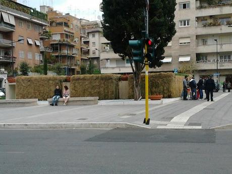 Le aiuole della nuova Metro B1 si sono già seccate? E che problema c'è, basta pitturarle di verde no!?