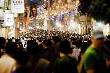 Istiklal, la trafficatissima via commerciale nel cuore di Istanbul (foto di Kaan Kiran)