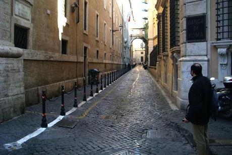 Via del Collegio Romano prima e dopo la cura. Ma ci voleva tanto? E ci vuole tanto a fare altrettanto su cento, mille altre strade?