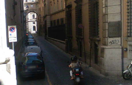 Via del Collegio Romano prima e dopo la cura. Ma ci voleva tanto? E ci vuole tanto a fare altrettanto su cento, mille altre strade?