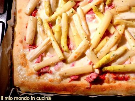 PIZZA CON ASPARAGI BIANCHI, PROSCIUTTO COTTO E TALEGGIO