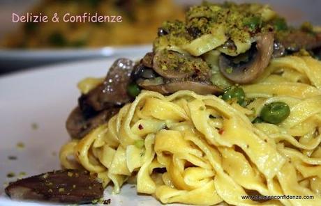 Fettuccine con piselli, funghi e pistacchi