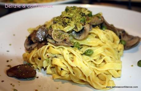 Fettuccine con piselli, funghi e pistacchi