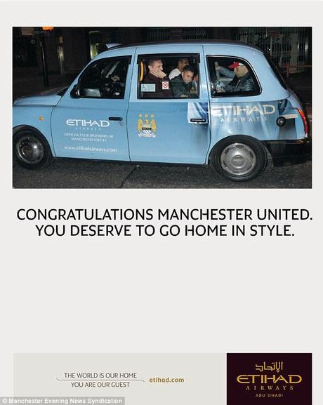 Manchester: i giocatori dello United sul taxi sponsorizzato dal City