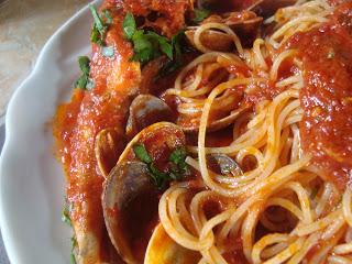 Spaghetti con vongole e scorfani.