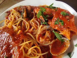 Spaghetti con vongole e scorfani.