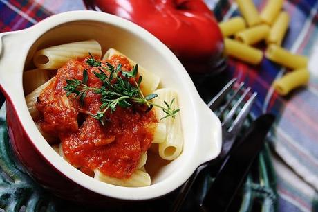 Rigatoni al tonno, pomodoro e timo.