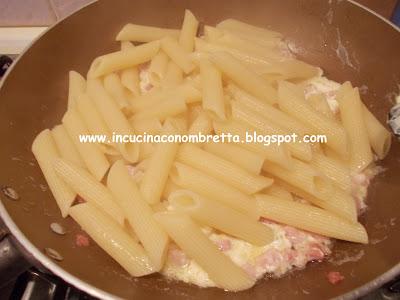 Penne rigate Pasta Vera con pancetta affumicata e philadelphia