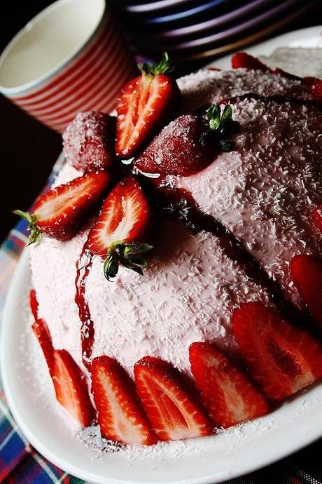 Zuccotto semifreddo alle fragole con base biscotto al cioccolato e cocco rapè.