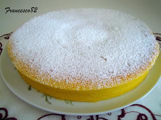 Torta sofficie alla panna con il crisp