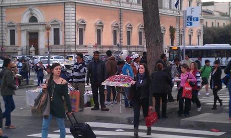 Sappiamo che lo sapete, però... Infieriamo: Piazza dei Cinquecento così accoglie i milioni di turisti nei giorni di Ponte (e sapete pure che la Piazza è stata appena tutta riqualificata)