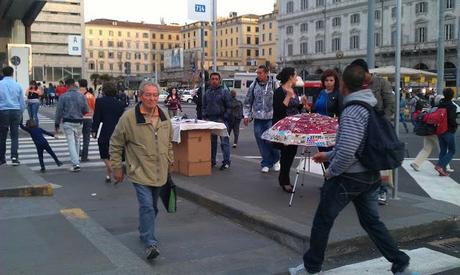 Sappiamo che lo sapete, però... Infieriamo: Piazza dei Cinquecento così accoglie i milioni di turisti nei giorni di Ponte (e sapete pure che la Piazza è stata appena tutta riqualificata)