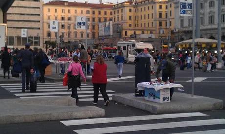 Sappiamo che lo sapete, però... Infieriamo: Piazza dei Cinquecento così accoglie i milioni di turisti nei giorni di Ponte (e sapete pure che la Piazza è stata appena tutta riqualificata)