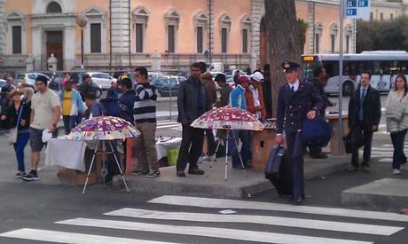 Sappiamo che lo sapete, però... Infieriamo: Piazza dei Cinquecento così accoglie i milioni di turisti nei giorni di Ponte (e sapete pure che la Piazza è stata appena tutta riqualificata)