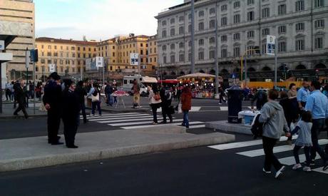 Sappiamo che lo sapete, però... Infieriamo: Piazza dei Cinquecento così accoglie i milioni di turisti nei giorni di Ponte (e sapete pure che la Piazza è stata appena tutta riqualificata)