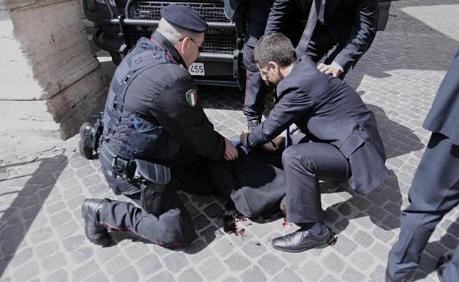 sparatoriapchigi2 Sparatoria davanti Palazzo Chigi, feriti, oltre a due Carabinieri, anche una passante