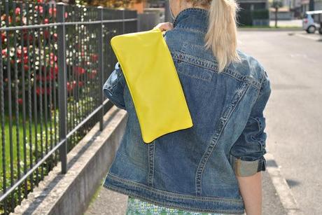 A YELLOW LEATHER  BAG..