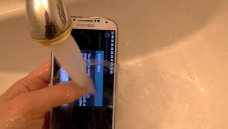 Galaxy S4 stress test sotto acqua, coca cola e tanto altro